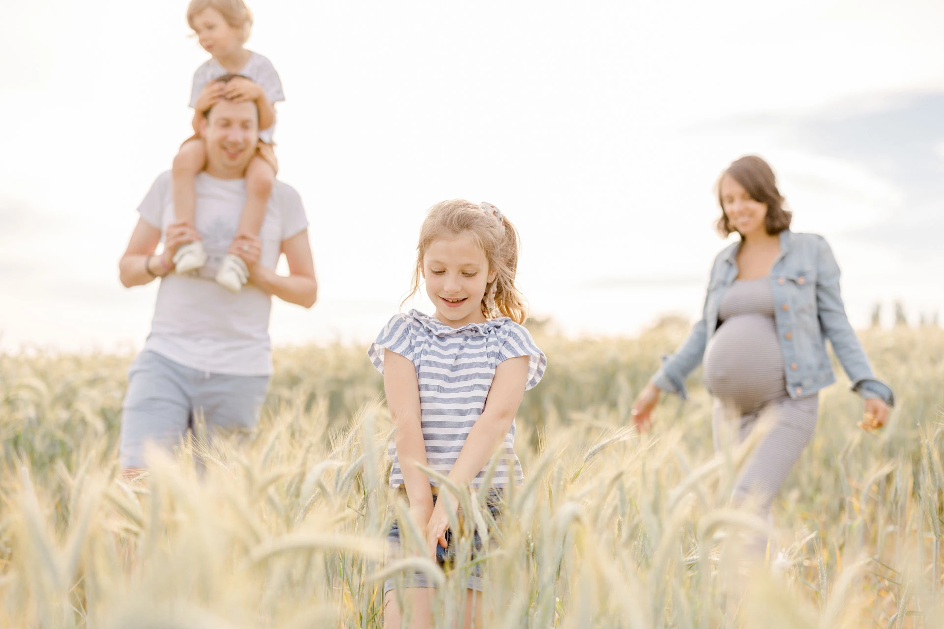 bonheur enfant famille champ amour